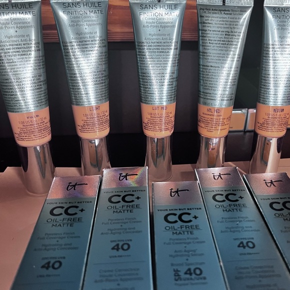 IT Cosmetics CC+ Oil-Free Matte Foundation with Brush - Fair - Picture 7 of 9